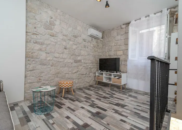 Skuribanda Τρογκίρ